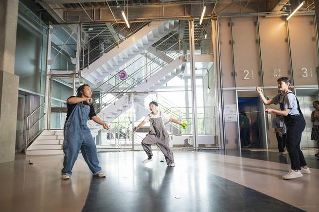 2023台北艺穗节开幕活动以「北艺一号店」为中心，分为五大展演区块。图为于「芝加哥楼梯」团队演出。（林育全摄，台北表演艺术中心提供／李欣恬台北传真）