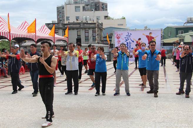 苗栗副县长邓桂菊等人跟着打拳。（李京升摄）