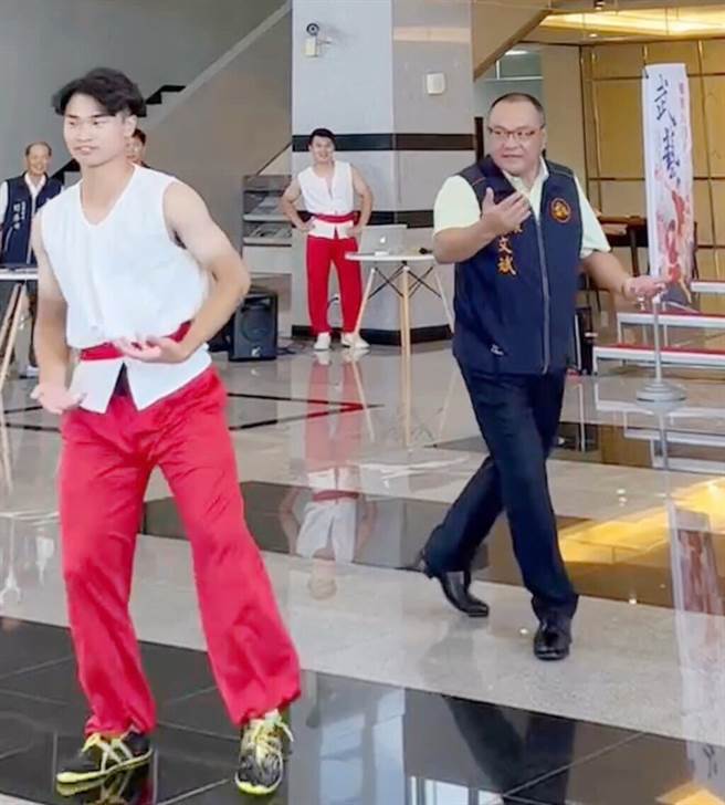 苗栗议长李文斌（右）跟着打拳。（李文斌服务处提供／李京升苗栗传真）