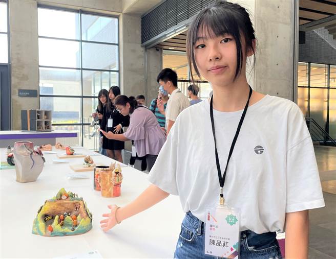 陈品菲《我们的快乐日记》，以陶土书写旅途中的壮丽风景与家人们愉快的心情，获得国中组铜奖。（陈慰慈摄）