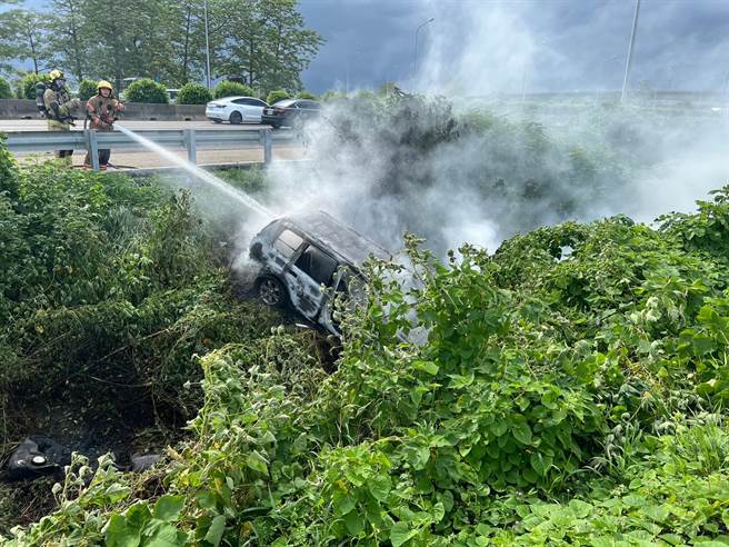 國道1號新市路段驚傳火燒車，車內3人即時脫困送醫僅受輕傷。（讀者提供／程炳璋台南傳真）
