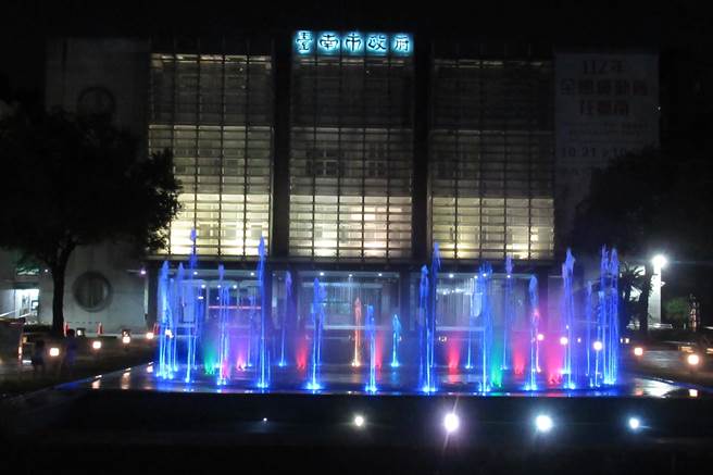 台南市新營區民治市政中心市民廣場的水舞區和戲水池，睽違將近1年後重新開放。（張毓翎攝）