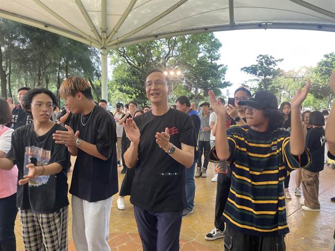 國民黨主席朱立倫(右二)說，全黨越來越團結，化解爭議最後勝選。(呂筱蟬攝)