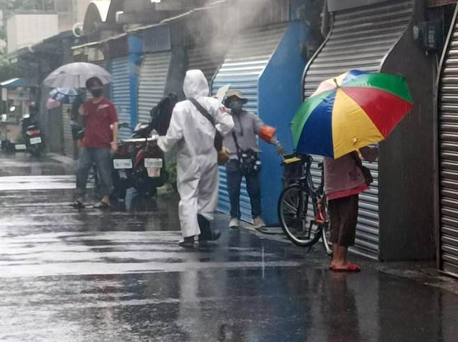 台南市连日下起阵雨，导致登革热新增病例不断冒出，防疫人员冒着雨室内喷药。（卫生局提供／洪荣志台南传真）