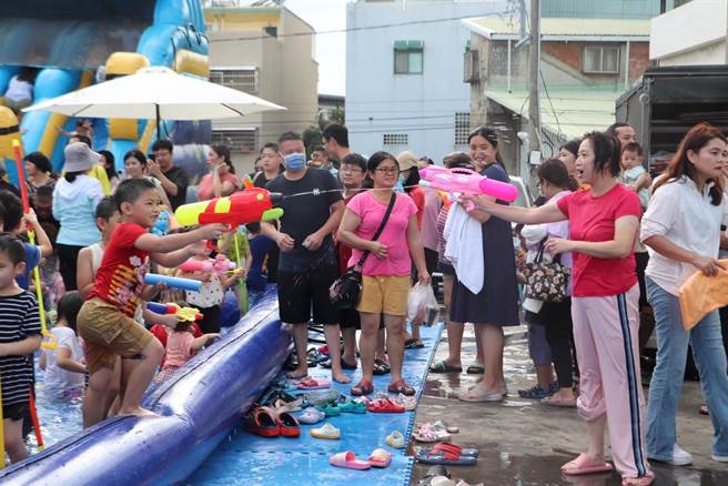 大里振坤宫与立委何欣纯13日在振坤宫幸福广场，合办清凉一夏的市集亲子活动，大人小孩在庙口玩水球大战、拿起水枪互相喷水，欢笑声此起彼落。（何欣纯提供／冯惠宜台中传真）