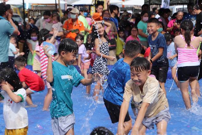 大里振坤宫与立委何欣纯13日在振坤宫幸福广场，合办清凉一夏的市集亲子活动，大人小孩在庙口玩水球大战、拿起水枪互相喷水，欢笑声此起彼落。（何欣纯提供／冯惠宜台中传真）