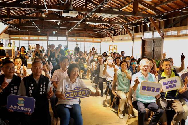 嘉义市推「木都」升级 ，副市长林瑞彦（右二）与建筑产学界研讨「新式木构造」可行性。（嘉义市政府提供／廖素慧嘉市传真）