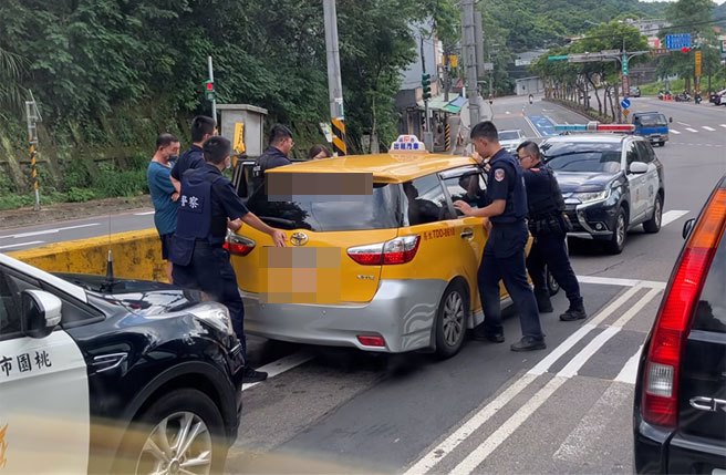 警肉身挡车抓失联移工引热议。（摘自路上观察学院、谢坪霖提供／蔡依珍桃园传真）
