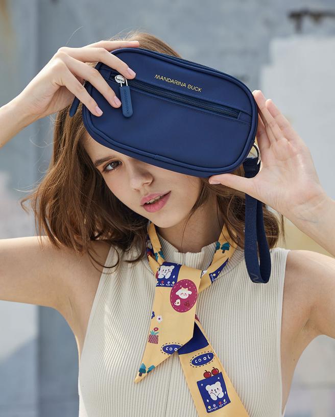 全联MANDARINA DUCK随身零钱包，20枚印花贴纸＋429元起可换购，原价2580元。（全联提供）