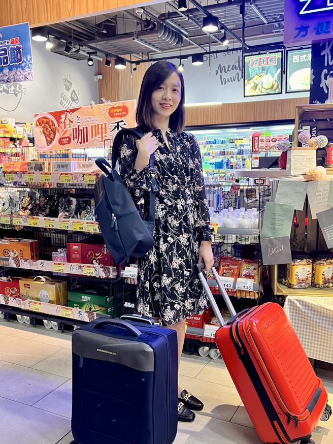 全联、大润发即日起至10月5日，推出义大利精品MANDARINA DUCK印花活动，主推环保精品包，打造永续时尚。（吴奕萱摄）