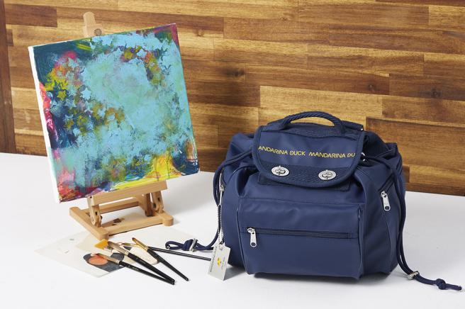 全联MANDARINA DUCK经典画家包，30枚印花贴纸＋1899元起可换购，原价1万800元。（全联提供）
