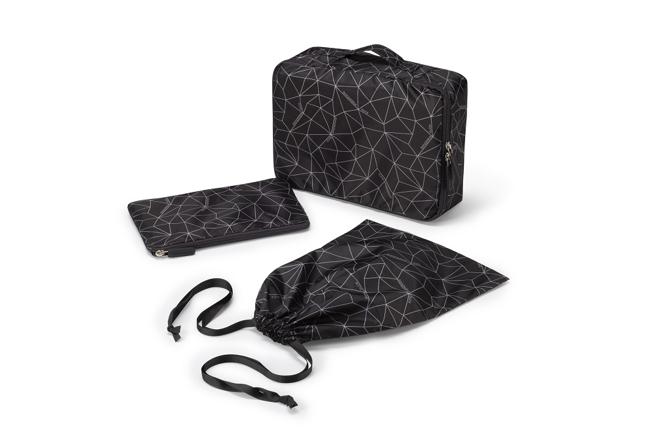 全联MANDARINA DUCK旅行收纳袋组，20枚印花贴纸＋399元起可换购，原价2480元。（全联提供）