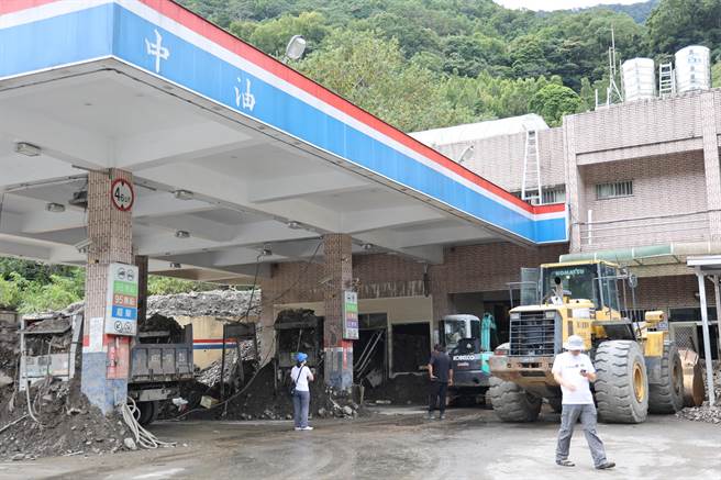 20年被土石流冲垮4次的南峰加油站也清理完毕准备恢復营业。南投县政府提供