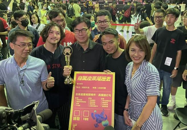 陈其迈投递履歷面试成功，获灭火器乐团录取得到一日团员offer。（洪靖宜摄）