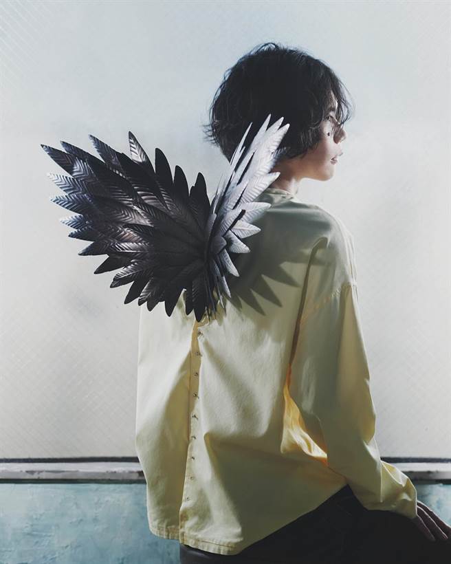 Loewe为这次拍摄广告所做的手工天使翼，也将随着广告曝光后于日本表参道与东京CASA专门店期间限定展出。（Loewe提供／黄唯淯台北传真）