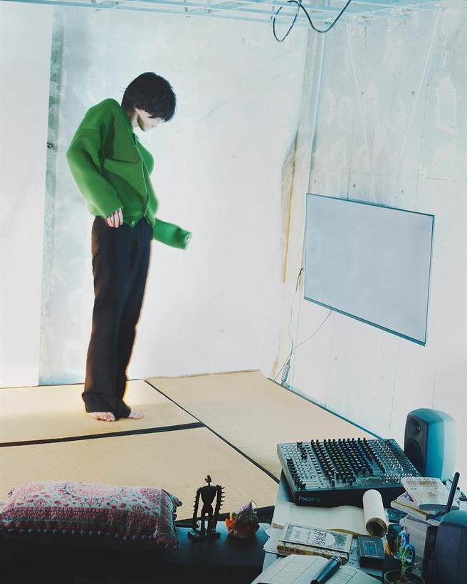 摄影师为米津玄师打造的虚拟空间，也颇有米津玄师创作时的影子。（Loewe提供／黄唯淯台北传真）