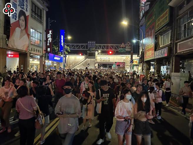 大稻埕夏日节吸引人潮前来，有民眾利用YouBike前往，却发现大稻埕码头外无柱可还。（本报资料照片）