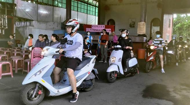 中断多年的三芝区行动监理暨机车考照12日再度启动，多名考生报名应试。（三芝区公所提供）