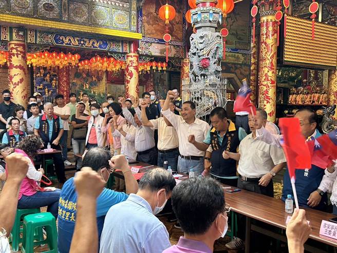 國民黨總統參選人侯友宜今日前往高雄三民區義民廟開講，在義民廟主祀義民公前宣誓，若他當上總統，將成立特偵組，將民進黨所有弊案「一網打盡」，現場支持者拍手叫好。（崔正綱攝）