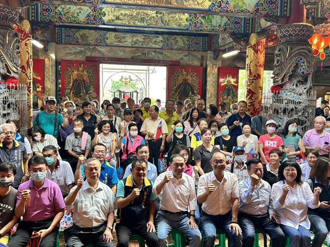 國民黨總統參選人侯友宜今日前往高雄三民區義民廟開講，在義民廟主祀義民公前宣誓，若他當上總統，將成立特偵組，將民進黨所有弊案「一網打盡」，現場支持者拍手叫好。（崔正綱攝）
