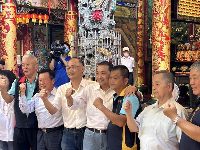 國民黨總統參選人侯友宜今日前往高雄三民區義民廟開講，在義民廟主祀義民公前宣誓，若他當上總統，將成立特偵組，將民進黨所有弊案「一網打盡」，現場支持者拍手叫好。（崔正綱攝）