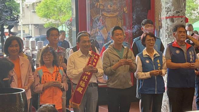 國民黨總統參選人侯友宜今日前往高雄鳳山區北極殿參香，祈求總統大選順利。（崔正綱攝）