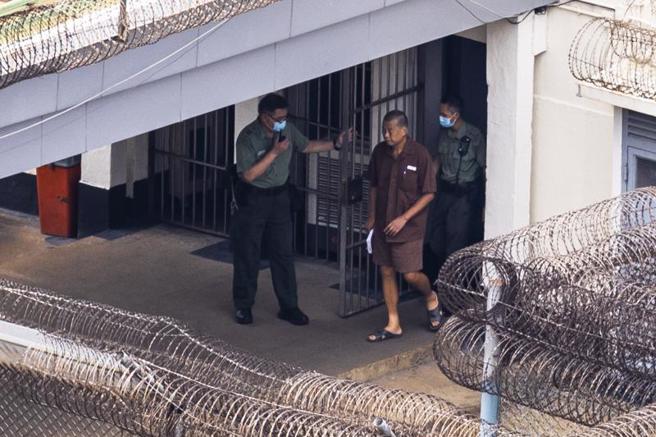 美联社在7月28日及8月4日从赤柱监狱外拍摄到黎智英在监狱内的情况，并在今天报导。（图／美联社）