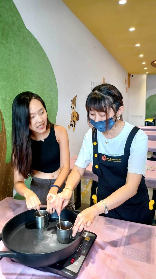 「赖爷爷蜜蜂小森林」提供旅客预约DIY天然蜂蜡紫草膏，透过互动体验更加了解蜜蜂的生态。(陈韵萍摄)
