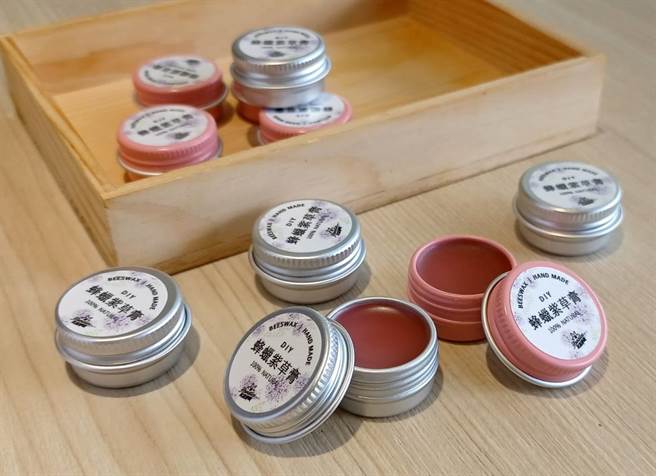 自制的天然蜂蜡紫草膏气味温和，作用类似绿油精，小巧有质感的包装送礼自用两相宜。(陈韵萍摄)