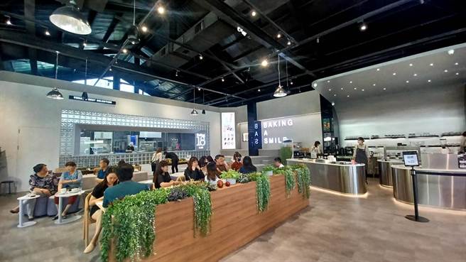 「18度C」今年6月中全新开幕的新品牌「Feeling18 Lab-烘焙研究所」，将咖啡厅变身为烘焙实验室。(陈韵萍摄)