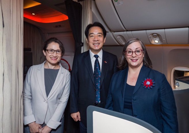 副总统赖清德（中）率特使团启程访问巴拉圭，于美东时间12日晚间过境美国纽约，由驻美代表萧美琴（左）、美国在台协会（AIT）执行理事蓝莺（IngridLarson右）接机欢迎，并合影留念。（总统府提供、中央社记者赵世勋传真）