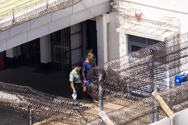 美联社在7月28日及8月4日从赤柱监狱外拍摄到黎智英在监狱内的情况，并在今天报导。（美联社）