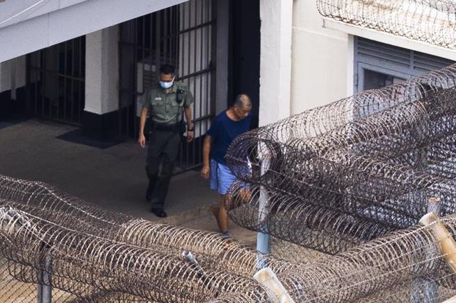 美联社在7月28日及8月4日从赤柱监狱外拍摄到黎智英在监狱内的情况，并在今天报导。（美联社）