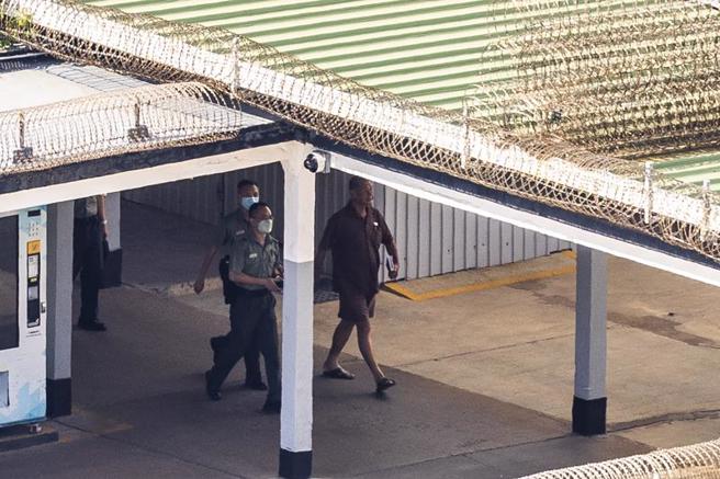 美联社在7月28日及8月4日从赤柱监狱外拍摄到黎智英在监狱内的情况，并在今天报导。