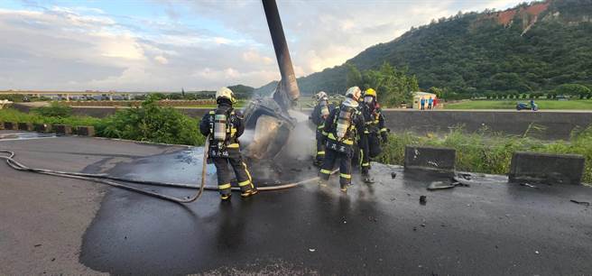 台中市外埔区廍子堤防路堤防13日17时43分左右发生自小客撞电线杆起火的死亡车祸，车体几乎全面燃烧全毁。（民眾提供／冯惠宜台中传真）