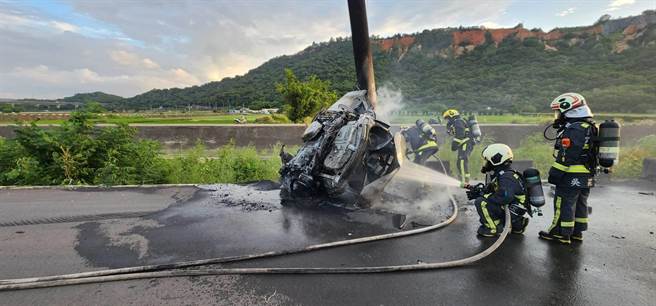 台中市外埔区廍子堤防路堤防13日17时43分左右发生自小客撞电线杆起火的死亡车祸，车体几乎全面燃烧全毁。（民眾提供／冯惠宜台中传真）
