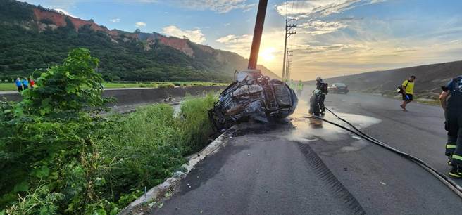 台中市外埔区廍子堤防路堤防13日17时43分左右发生自小客撞电线杆起火的死亡车祸，车体几乎全面燃烧全毁。（民眾提供／冯惠宜台中传真）