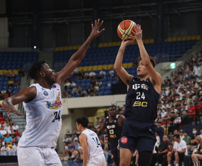 简廷兆（右攻下）15分。（中华篮协提供）