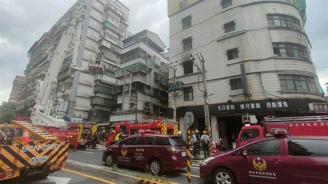 新北市板橋區篤行路三段1棟公寓13日下午竄出火煙，2名女住戶及時逃出屋外，消防人員10分鐘後撲滅火勢。（民眾提供）