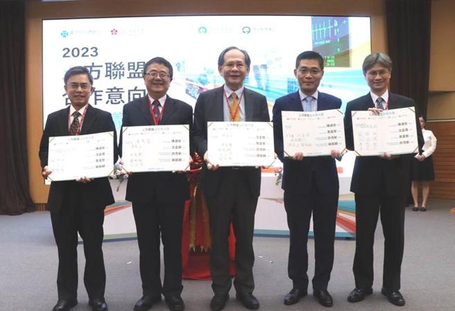 （台中荣总院长陈适安(左三)、中科管理局长许茂新(左一)、中兴大学校长詹富智(左二)、成功大学校长沈孟儒(右二)，及南科管理局长苏振纲(右一)等五方机构首长，代表签署合作意向书。图／台中荣总提供）