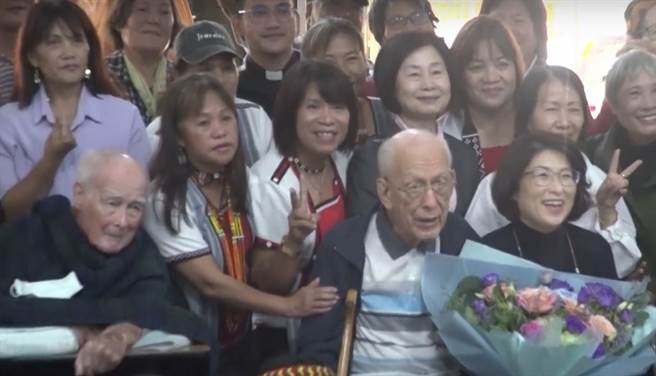 台東縣議員黃碧妹（二排左三）詐領出席費、交通費及膳食費，合計4900元，一審依貪污罪判處1年10月並宣告緩刑2年，褫奪公權1年。（蕭嘉蕙攝）