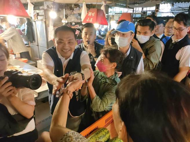 侯友宜10日到大里区内新市场，向摊商一一握手，寻求支持，展现接地气的陆战能量。（资料照／潘虹恩摄）
