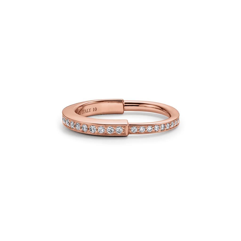 Tiffany Lock 18K玫瑰金舖鑲鑽石戒指 NT$176,000。（Tiffany & Co.提供）