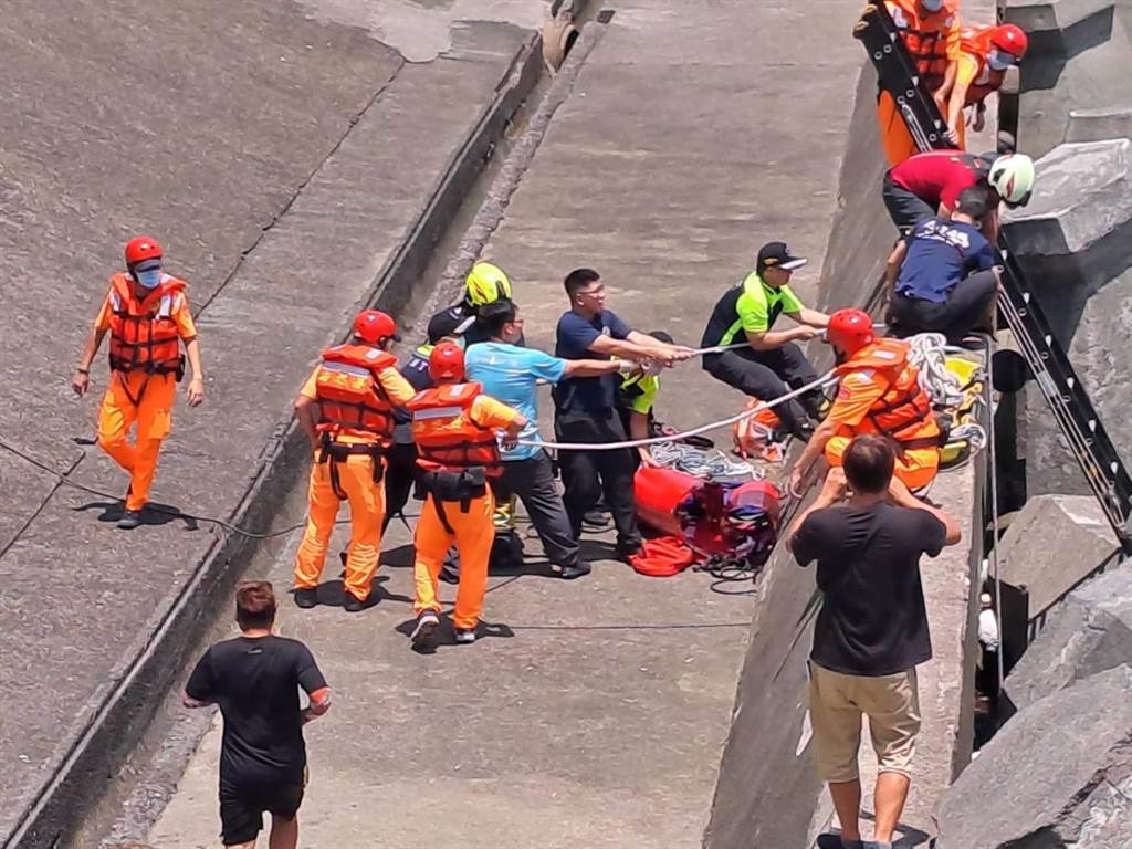 基隆市14日上午發生釣客疑似不慎失足墜海事件，警消及海巡協力將釣客的遺體打撈上岸。（讀者提供／張志康基隆傳真）