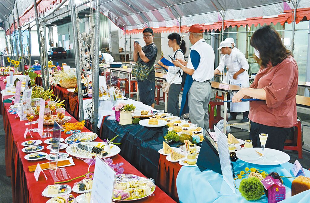 屏東縣萬丹鄉農會13日舉辦酪梨紅豆創意料理大賞，評審仔細為每道作品評分。（林和生攝）