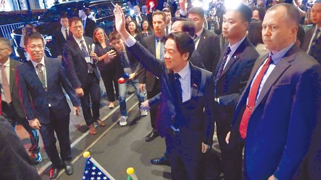 副总统赖清德（挥手者）出访友邦，12日过境美国纽约，在下榻的乐天纽约皇宫饭店外向对街的支持民眾挥手。（中央社）