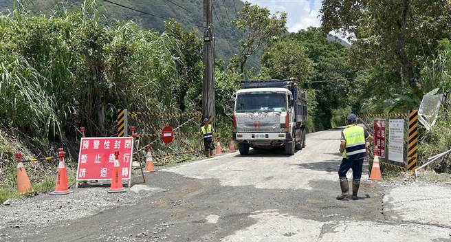 南橫公路溪底便橋採每日5個時段每時段開放1小時同行。圖為距離明霸克露橋約1公里處的管制哨。（林瑞益攝）