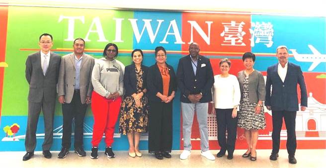 友邦驻日内瓦联合国暨其他国际组织常任代表访台团来台，包括史瓦帝尼常代德拉米尼（右四）、马绍尔群岛常代迪布伦（左五）、瓜地马拉常代查维兹-碧叶蒂（右三）、诺鲁常代简慈珠（左四），以及陪同访团的驻日内瓦办事处长苏莹君（右二）。(外交部提供)