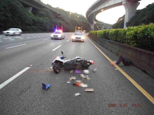 81岁黎姓老翁今日凌晨5时许骑机车时，疑似路况不熟竟从桃园交流道误入国道1号，沿南向主线车道逆向北上，结果在林口路段遭小客车擦撞倒地。(黄敬文翻摄)