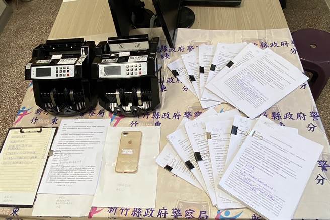 竹东分局逮获诈骗富家女的黄姓女车手，搜出2台点钞机和相关交易收据。（竹东分局提供／罗浚滨新竹传真）